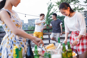 青年聚会女人享受青年男人高清场景