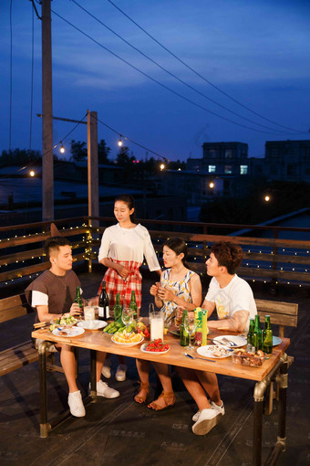 青年人聚会野餐相伴高端场景