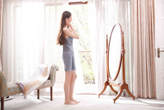 青年卧室窗帘优雅高质量照片