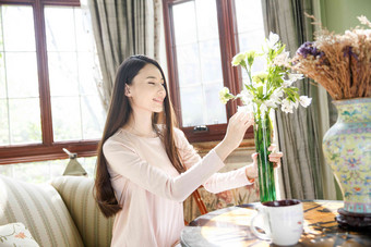 青年女人在插花家具摄影图