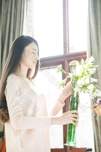 青年女人在插花奢华氛围素材