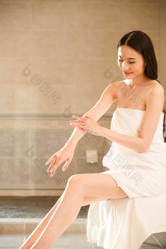 青年女人在浴室高雅氛围照片
