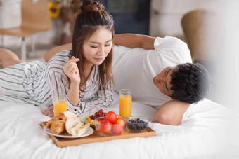 青年早餐两个人卧室异性恋清晰摄影