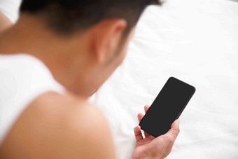 青年男人在卧室玩手机互联网高端场景
