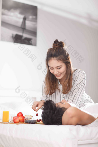青年情侣在<strong>床</strong>上吃早餐