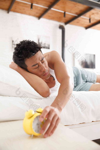青年男人在卧室睡觉休息氛围图片