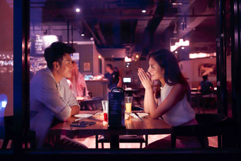 青年情侣吃晚餐