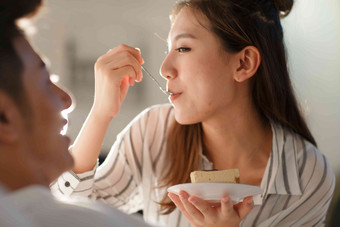 青年蛋糕两个人清新青年伴侣高清素材