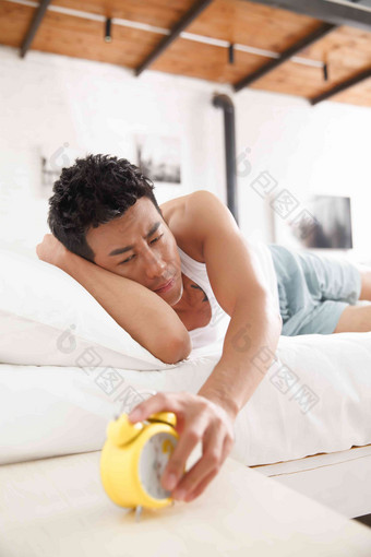 青年男人在卧室睡觉健康生活方式高端相片