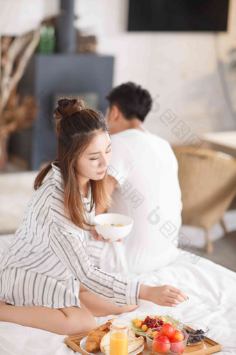 青年早餐趴着卧室家庭生活写实图片