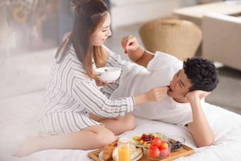 青年早餐趴着睡衣生活方式写实图片
