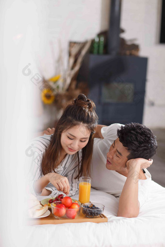 青年早餐床纯洁情侣图片