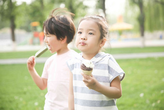 快乐儿童吃冰棍彩色图片高清相片