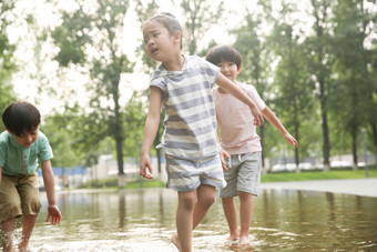 快乐儿童在户外蹚水玩白昼氛围拍摄