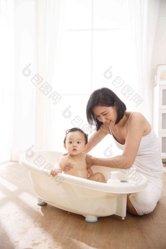 妈妈给宝宝洗澡