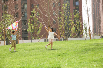 儿童在草地上玩耍草地图片