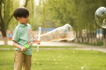 小男孩玩耍泡泡亚洲人清晰摄影图