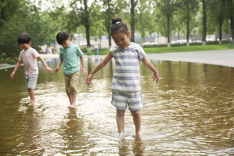 快乐儿童在户外蹚水玩学龄前儿童高清场景