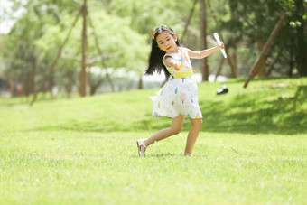 女生自由吹泡泡照片