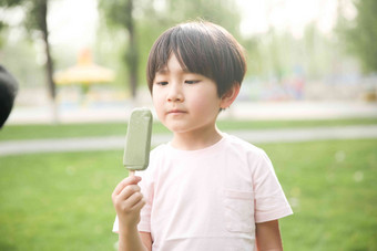 小男孩吃冰棍仅儿童高端摄影图
