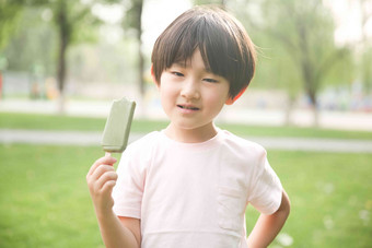 小男孩<strong>吃冰棍</strong>