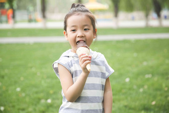 小女孩吃冰淇淋高兴氛围摄影图