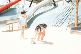 儿童在沙子里<strong>踢球</strong>