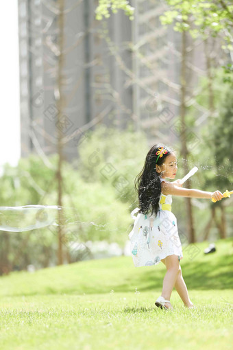 小女孩在户外玩耍