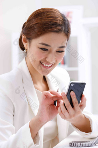 青年商务女士看手机连接高清相片