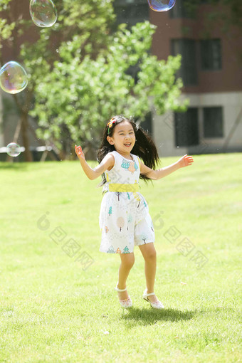 小女孩在户外玩耍
