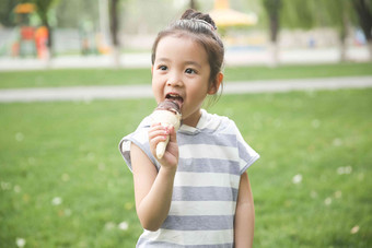 小女孩吃冰淇淋白昼高端图片