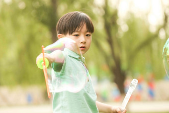 小男孩在户外<strong>玩耍</strong>