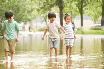 快乐儿童在户外蹚水玩池塘清晰照片