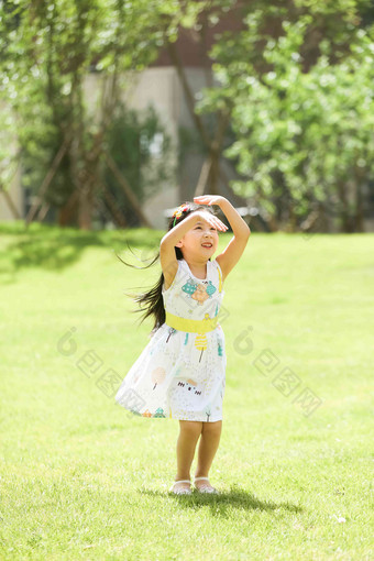 女孩子游玩儿童彩色图片高清素材
