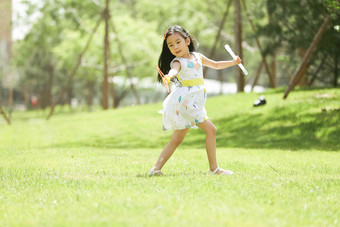 小女孩在户外<strong>玩耍</strong>