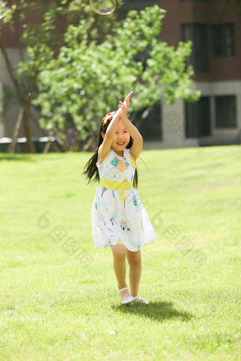 儿童游玩草地女孩写实图片