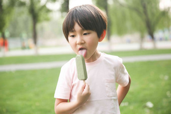 小男孩<strong>吃冰棍</strong>