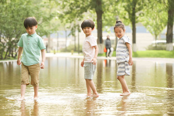 快乐儿童在户外蹚水玩