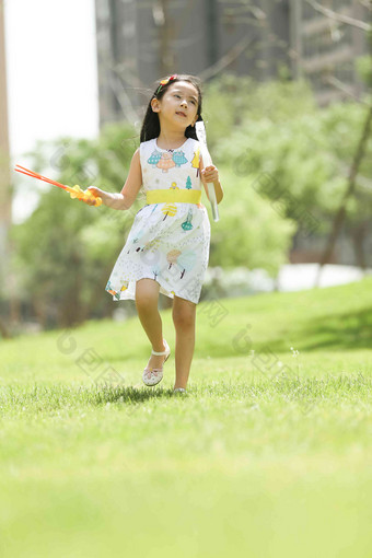 小女孩在户外<strong>玩耍</strong>