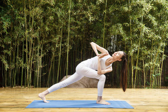 青年瑜伽时尚健身瑜伽垫氛围照片