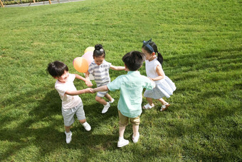 快乐的孩子在外面玩耍