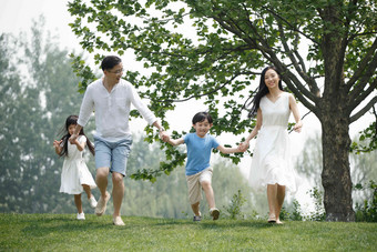 快乐家庭在草地上奔跑