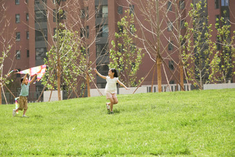 儿童在草地上玩耍
