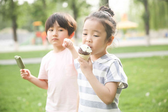 快乐儿童吃冰棍人清晰图片