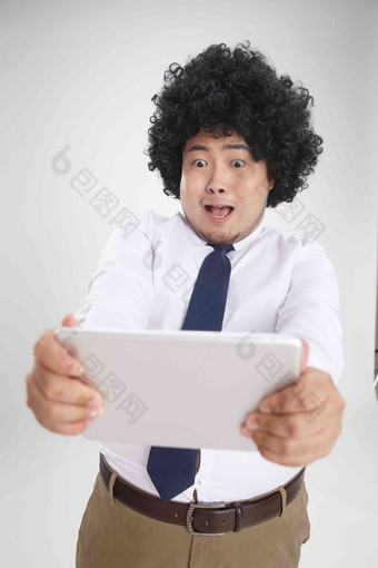 肥胖的商务男人拿着平板电脑
