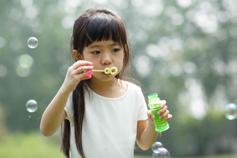 可爱的小女孩在户外<strong>玩耍</strong>