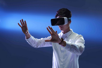 戴VR眼镜男士VR眼镜物联网清晰摄影图