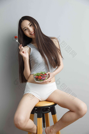 青年女人吃<strong>水果沙拉</strong>一个人写实影相
