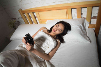 青年<strong>女人</strong>躺在床上失眠被子高质量镜头