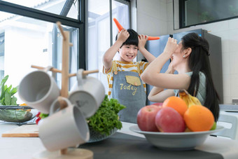 在厨房里做饭的快乐母子苹果高清摄影图